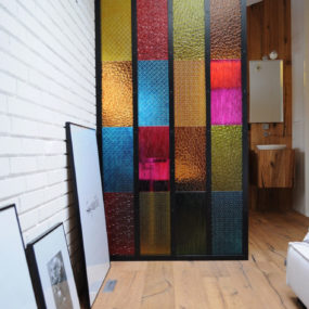 Bedroom Bathroom Partition in Colored Plastic Panels – DIY idea